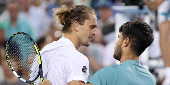 Incubo Zverev tra dolori, caldo atroce e un nuovo malessere. Alcaraz preoccupato dopo la vittoria: "Spero che..."