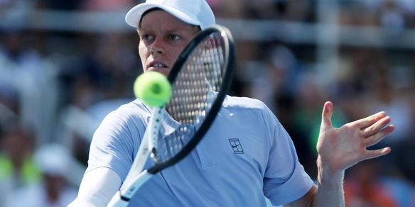 Sinner, l'abbraccio con Alcaraz e il saluto a Djokovic: come è andato il primo test in vista dell'esordio agli US Open