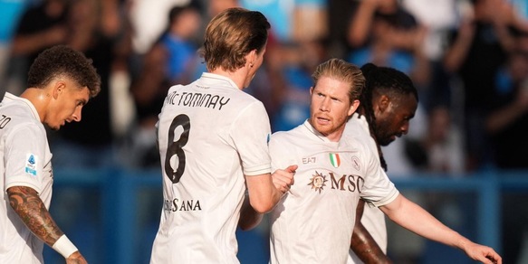 Il Napoli batte il Sassuolo 2-0: McTominay e De Bruyne trascinano Conte
