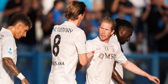 Il Napoli batte il Sassuolo 2-0: McTominay e De Bruyne trascinano Conte