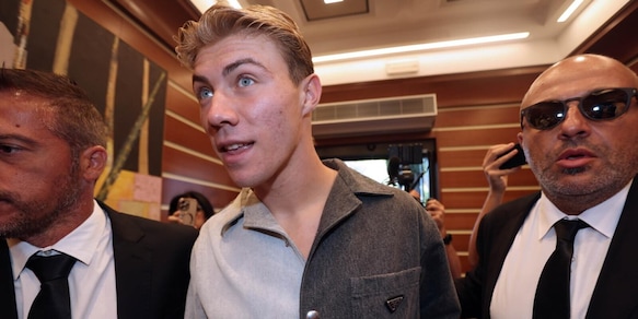 Napoli, Hojlund arriva e riparte: sfiderà McTominay e Gilmour