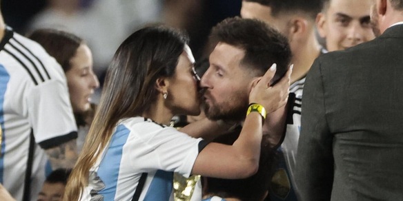La moglie di Messi e il commovente messaggio dopo le lacrime del marito: "Che fortuna..."