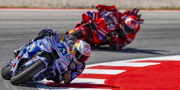 MotoGp, Alex Marquez vince in Catalogna davanti a Marc. Sul podio Bastianini, super rimonta per Bagnaia