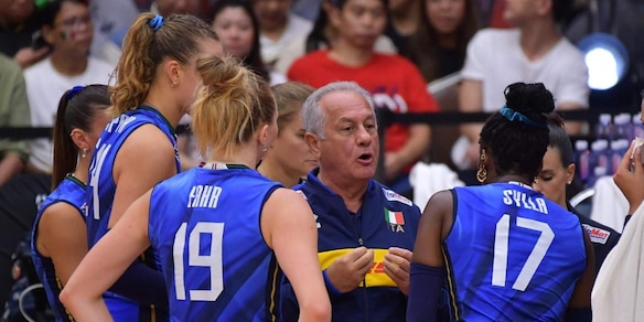 L'Italia va in crisi contro la Turchia nel secondo set, la dura frase di Velasco: "Dobbiamo menare e..."