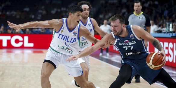 Doncic e il clamoroso sfogo con i compagni prima di battere l'Italia: le immagini fanno il giro del mondo