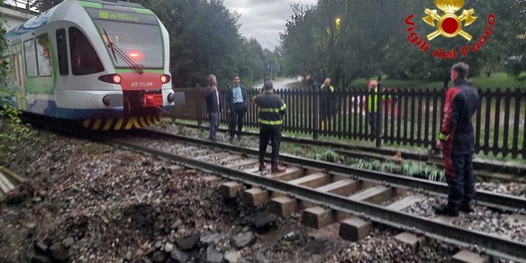 Maltempo in Lombardia,treno fermato a pochi metri voragine