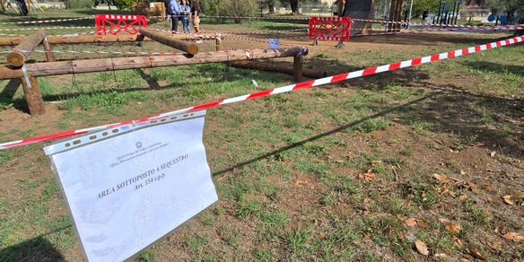 Morto bimbo rimasto schiacciato da trave in un parco