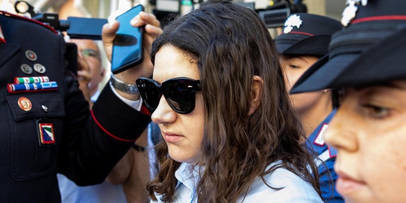 Al processo foto di un neonato, Chiara Petrolini esce dall'aula