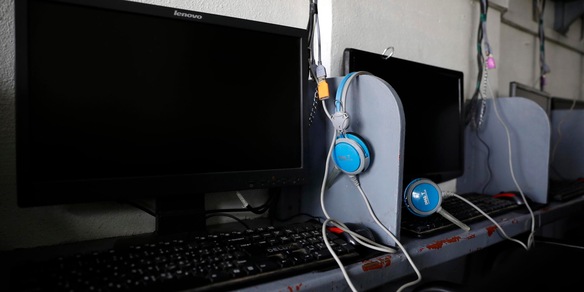 Pubblica su un sito porno le foto delle amiche, indagato