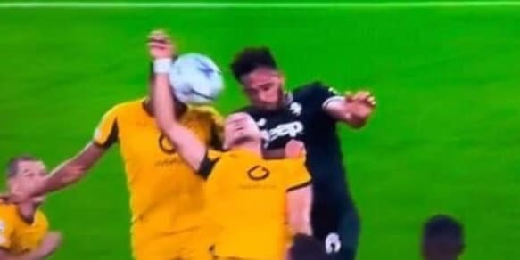 La moviola di Juve-Borussia Dortmund: Letexier male, clamoroso rigore non dato su Kelly