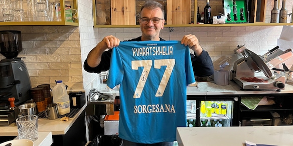 Nel locale Salvi’s Mozzarella, il ristorante preferito dai giocatori di City e United