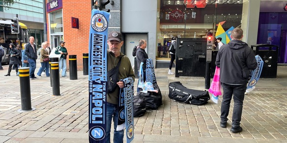 Manchester si colora di azzurro: la festa dei tremila tifosi del Napoli