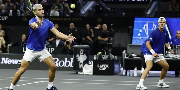 Alcaraz e il siparietto sul golf con Federer sugli spalti durante la Laver Cup: la reazione del pubblico è pazzesca