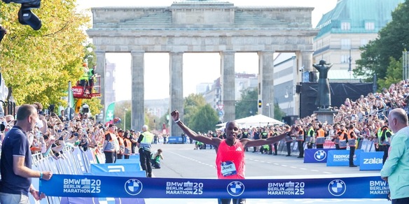 Maratona di Berlino: nel caldo vince Sebastian Sawe, tre successi su tre maratone