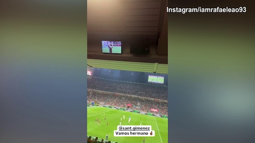 Milan, gol di Gimenez: Leao esulta dalla tribuna