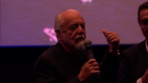 De Laurentiis show: "Vorrei girare scene anche negli spogliatoi degli avversari e chiedere vi state ca***do sotto?