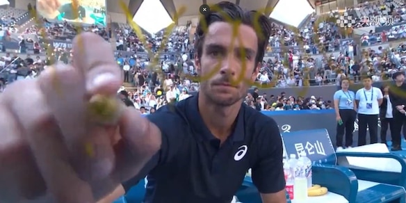 Musetti vince ancora a Pechino e si scusa con i tifosi: la scritta sulla telecamera per farsi perdonare