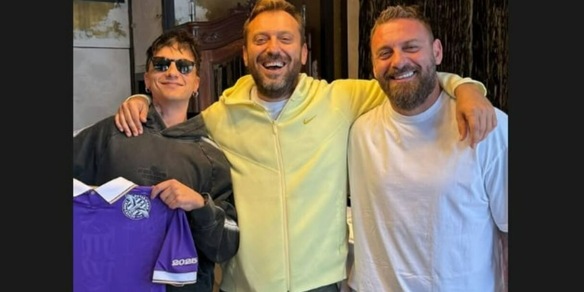 De Rossi, Ultimo e Cremonini insieme dagli Oasis. E spunta un regalo speciale