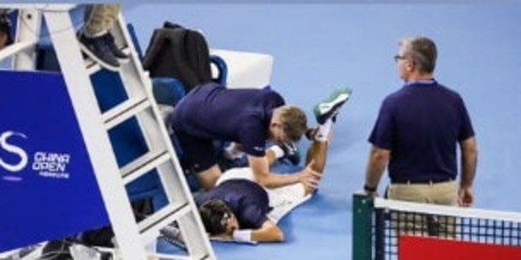 Musetti, il ritiro a Pechino brucia troppo: posta sui social il momento in cui crolla a terra