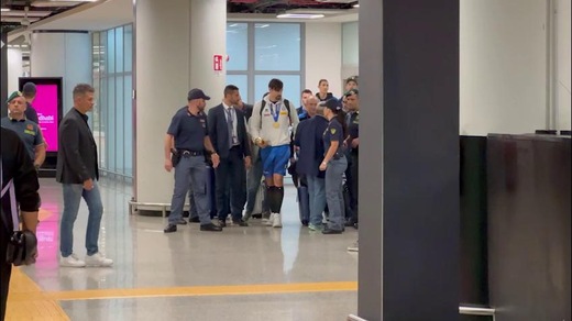 L'Italvolley torna in patria: Giannelli esce con la Coppa del Mondo in mano