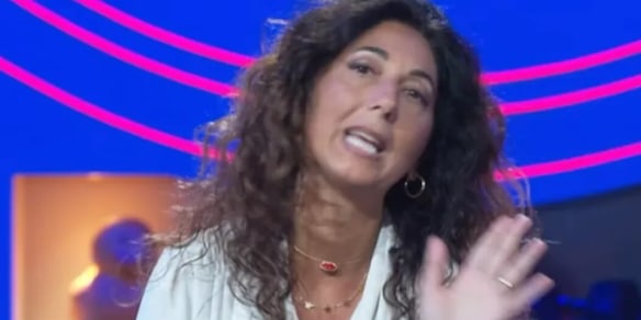 Grande Fratello al via, Donatella già star. Chi sono i genitori e cosa significa quel gesto di Simona Ventura
