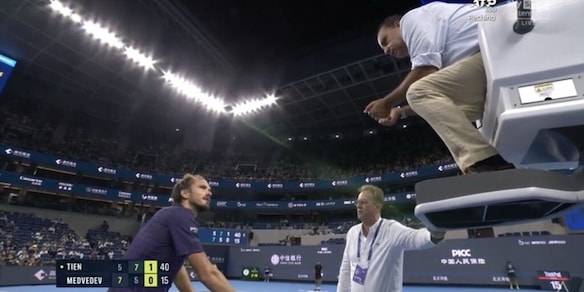 Medvedev cammina in campo dopo un infortunio. L'arbitro lo richiama e lui esplode: "Ma chi sei te?"