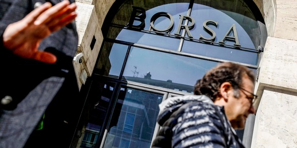 Borsa: Milano in rialzo, corre Azimut, scivola Mediobanca