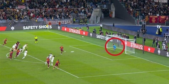 Follia all'Olimpico: perché l'arbitro fa battere 3 rigori di fila alla Roma, tutti sbagliati. Ecco la spiegazione