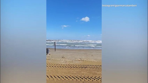 Tamberi, corsetta nella spiaggia deserta