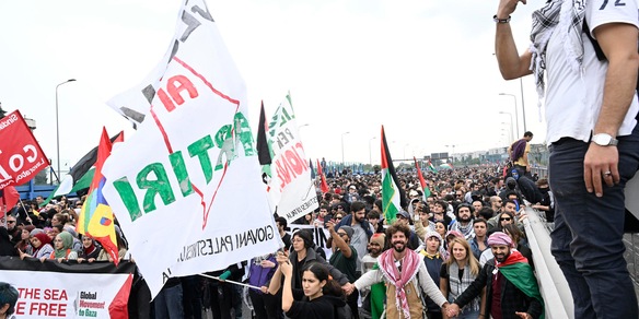 A Milano sassi contro Polizia che risponde coi lacrimogeni
