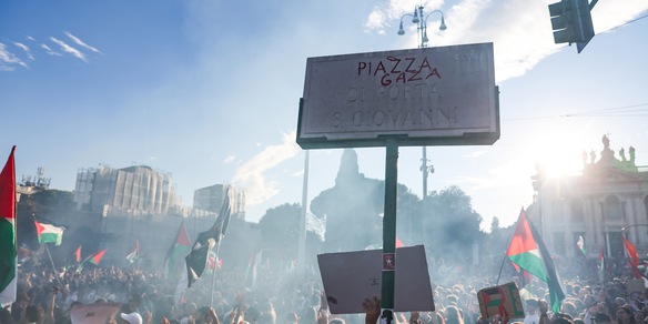 Scontri durante il corteo a Roma, idranti in azione