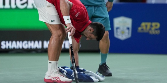 Il gesto da signore di Djokovic al raccattappalle dopo aver vomitato in campo fa il giro del mondo: "Lascia stare..."