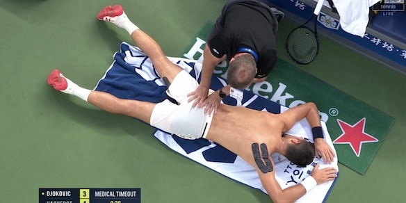 Paura per Djokovic, sta male e chiama il fisioterapista. La frase di Bertolucci in tv allarma tutti: "A 38 anni ormai..."