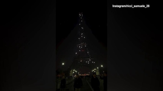 Ricci si gode lo spettacolo della torre Eiffel