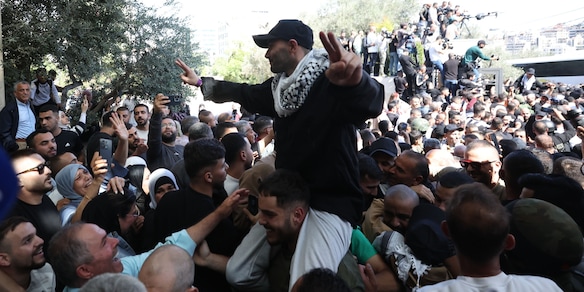 Media, bus con prigionieri palestinesi arrivati a Ramallah