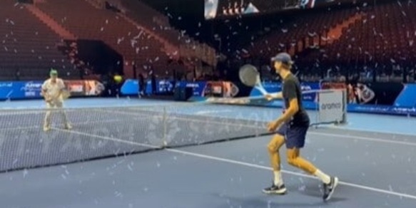 Sinner e la battuta al giornalista: “Vuoi palleggiare con me? Ma io non sono più…”. Poi scendono in campo e finisce cosí