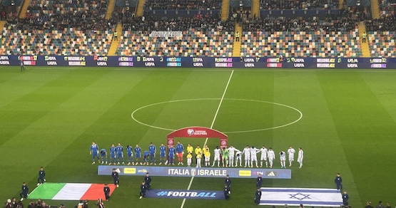 Fischi all'inno di Israele, ma c'è la reazione dello stadio di Udine: cosa è successo