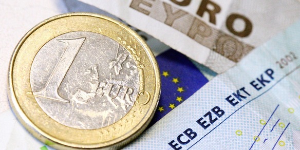 L'euro è in rialzo, a 1,1621 dollari