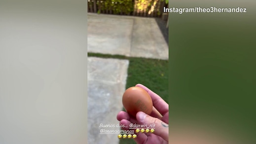 Theo Hernandez, ma che fai? Lancia uova sulla finestra di Nunez...