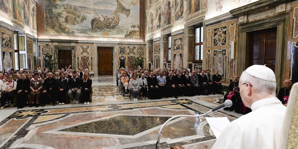 Il Papa, "l'usura è un peccato grave, rende schiave le persone"