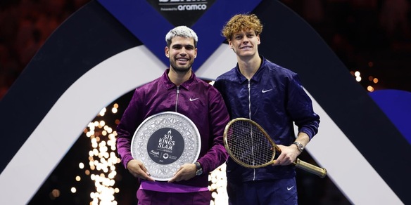 Alcaraz a Sinner: "Carina questa racchetta d'oro". La risposta di Jannik fa ridere tutti