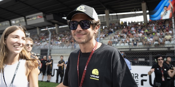 Valentino Rossi leggendario: il Dottore vince la 8 ore di Indianapolis!