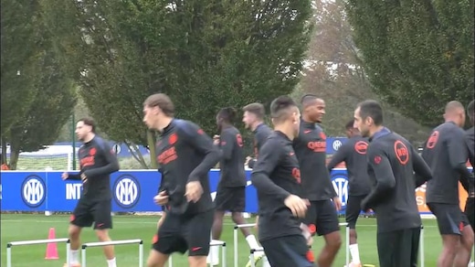 Chivu parla con i suoi e torna sull'arbitraggio di Roma-Inter, Zanetti osserva da bordo campo