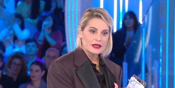 Simona Ventura sbotta al Grande Fratello, sfuriata contro Jonas: "Muta lo dici da un'altra parte"