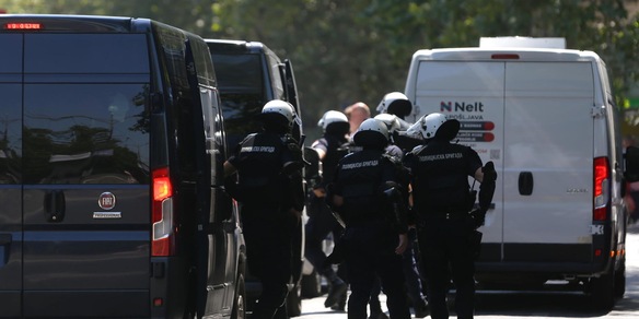 Spari davanti al Parlamento di Belgrado, un ferito grave