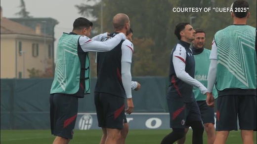 Bologna, Orsolini scherza con De Silvestri in allenamento