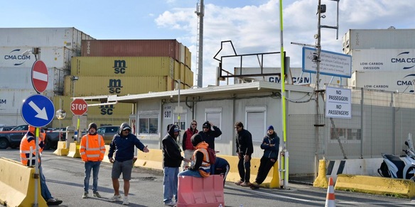 Controllo su cargo, due migranti giù da nave uno morto