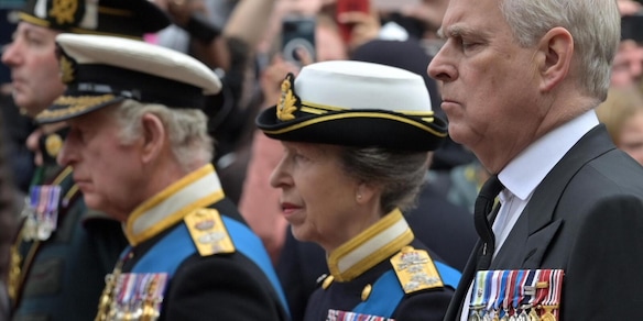 Re Carlo, il fratello Andrea non è più principe: 5 cose da sapere su questa decisione storica