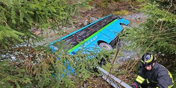 Scuolabus esce di strada e finisce in torrente, 5 feriti
