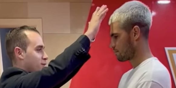 Incredibile Alcaraz: si fa benedire da un giovane prete prima delle Finals e della Davis!